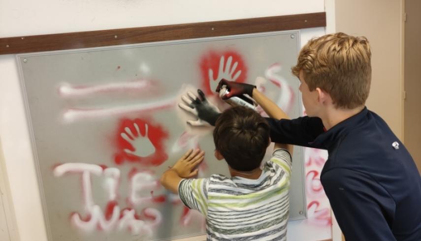 300 jonge graffitikunstenaars toveren school om tot art-galerie