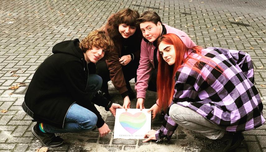 Regenboogtegel op Het College