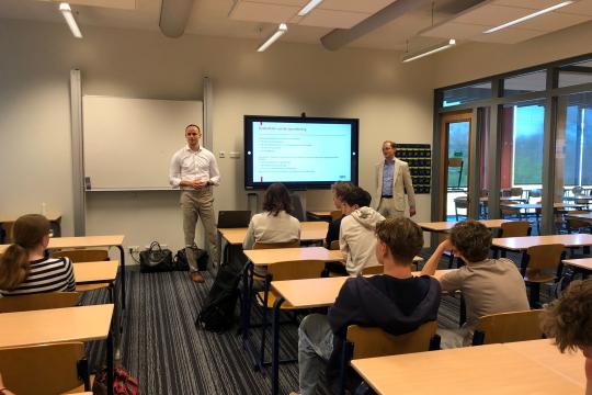 Praktijkgerichte gastles Bedrijfseconomie door oud‑leerlingen