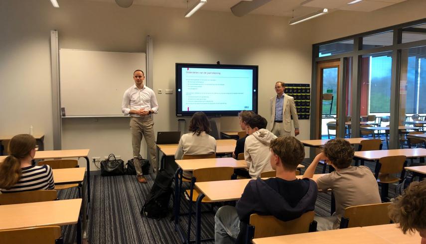 Praktijkgerichte gastles Bedrijfseconomie door oud‑leerlingen