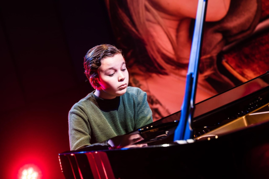 Oud-leerling en pianist Liam Nassereddine wint ene na andere prijs