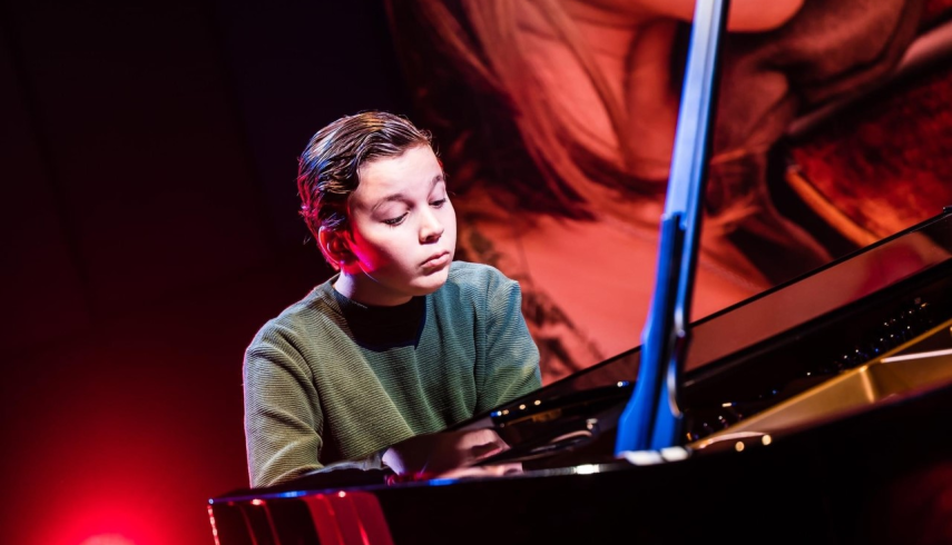 Oud-leerling en pianist Liam Nassereddine wint ene na andere prijs