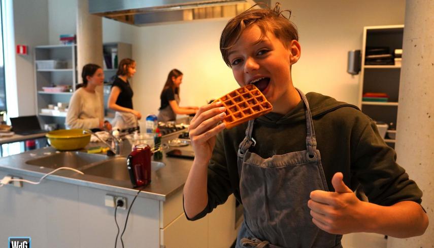 Leerlingen Het College bakken wafels voor Oekraïne