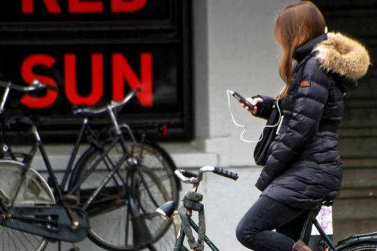 Boete voor appen op de fiets wordt 95 euro